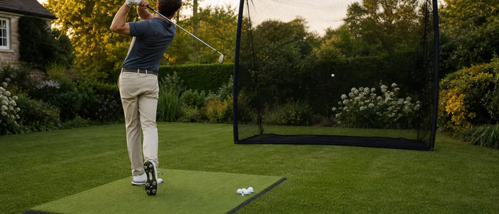 Golfer trainiert im Garten auf einer Matte vor einem sicher befestigten Schlagnetz