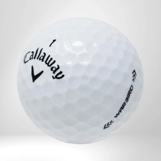 Weißer Golfball mit dimpelter Oberfläche und schwarzer Callaway sowie Warbird Beschriftung
