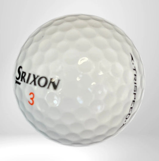 Weißer Golfball mit Srixon-Logo, Aufschrift Trispeed und roter Nummer 3, vor neutralem Hintergrund.