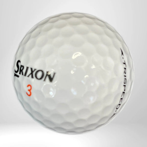 Weißer Golfball mit Srixon-Logo, Aufschrift Trispeed und roter Nummer 3, vor neutralem Hintergrund.