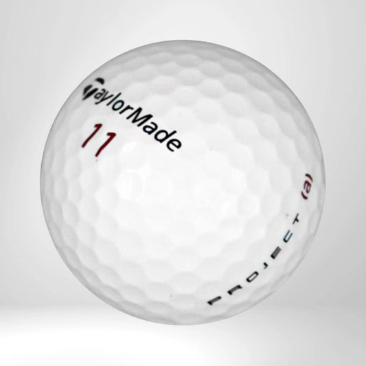 Weißer TaylorMade Project (a) Golfball mit roter Zahl 11, Nahaufnahme, strukturierte Oberfläche