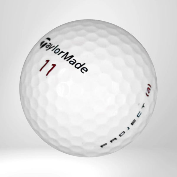 Weißer TaylorMade Project (a) Golfball mit roter Zahl 11, Nahaufnahme, strukturierte Oberfläche