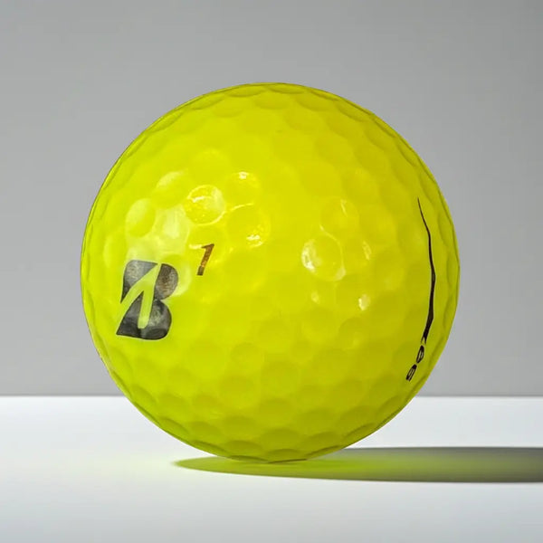 Gelber Golfball mit Logo und Zahl, Golf Zubehör, detaillierte Nahaufnahme