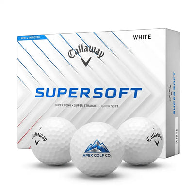 Weiße Callaway Supersoft Golfbälle mit Logo-Aufdruck vor Verpackung, Golfball Logo bedruckt