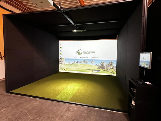 Indoor Golf Simulator mit Leinwand, grünem Kunstrasen und Computer im Golfraum