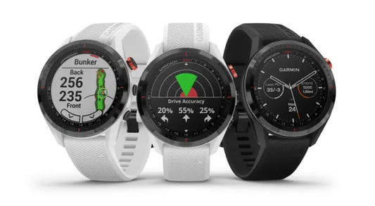 Drei Garmin Approach S62 Golf Uhren mit Golfplatz- und Fitnessanzeigen, weiß und schwarz