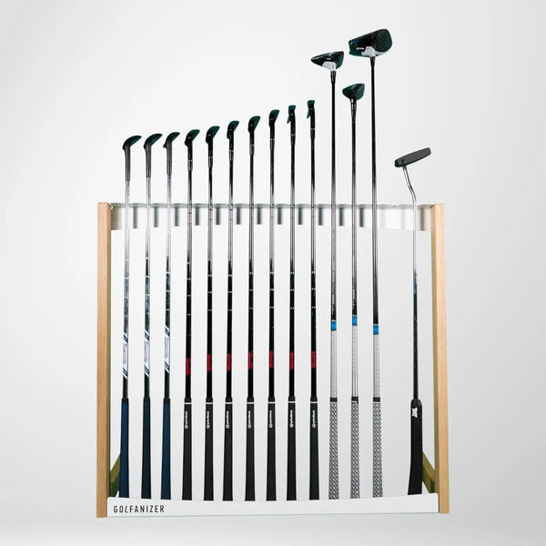 Moderner Golfschlägerständer aus Eiche und Weiß mit mehreren Golfschlägern, freigestellt
