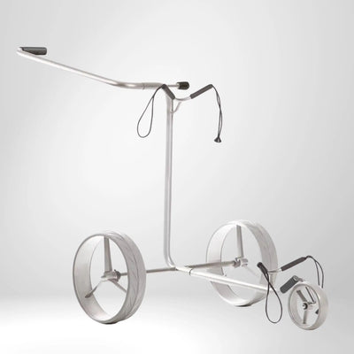 Silberner Golf Trolley mit drei großen Rädern, minimalistisch auf weißem Hintergrund