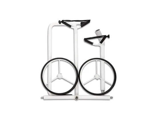 Weißer, klappbarer Golf Trolley mit zwei großen Rädern, zusammengelegt und von oben fotografiert