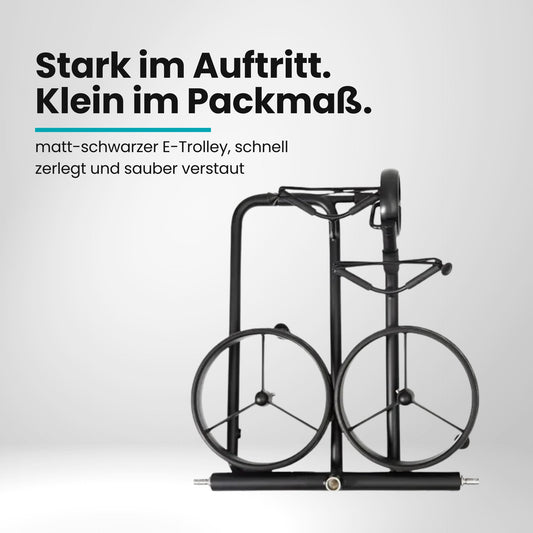 Schwarzer, zusammengeklappter Golftrolley mit großen Rädern auf weißem Hintergrund