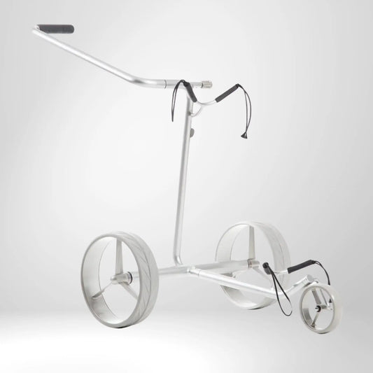 Moderner silberner 3-Rad-Golftrolley aus Aluminium, minimalistisch, auf weißem Hintergrund