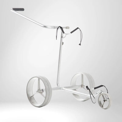 Moderner silberner 3-Rad-Golftrolley aus Aluminium, minimalistisch, auf weißem Hintergrund