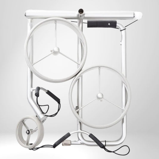 Zusammengeklappter silberner Golftrolley mit drei großen Rädern auf weißem Hintergrund.