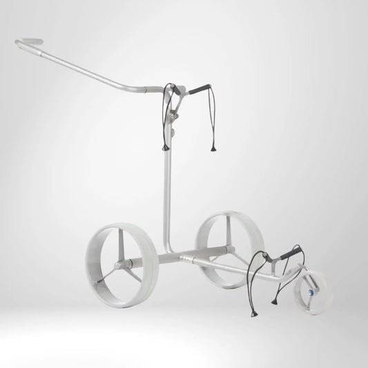 Elektrischer Golf Trolley aus Aluminium mit drei großen Rädern auf weißem Hintergrund