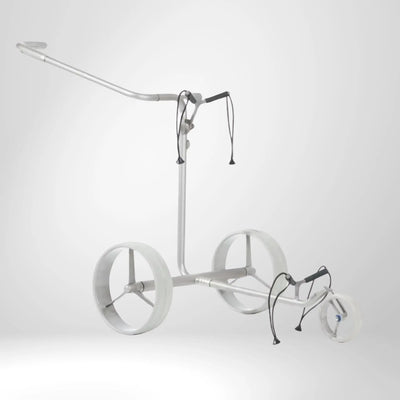 Elektrischer Golf Trolley aus Aluminium mit drei großen Rädern auf weißem Hintergrund