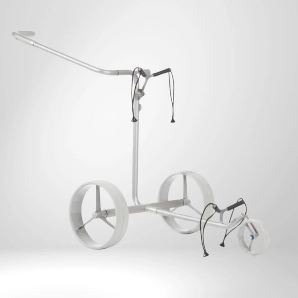Elektrischer Golf Trolley aus Aluminium mit drei großen Rädern auf weißem Hintergrund