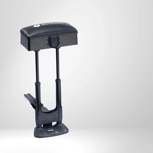 Schwarzer Golftrolley-Sitz Zubehör mit gepolsterter Sitzfläche auf hellem Hintergrund