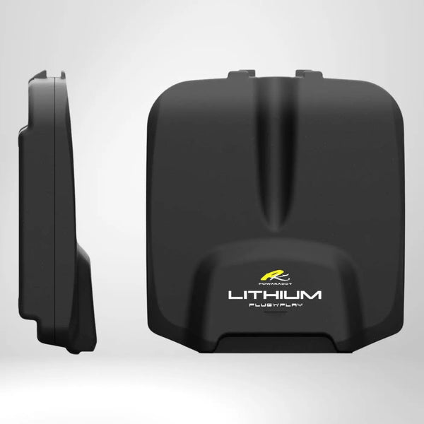 Schwarzer Lithium-Akku für Golftrolley, seitlich und frontal auf weißem Hintergrund dargestellt.