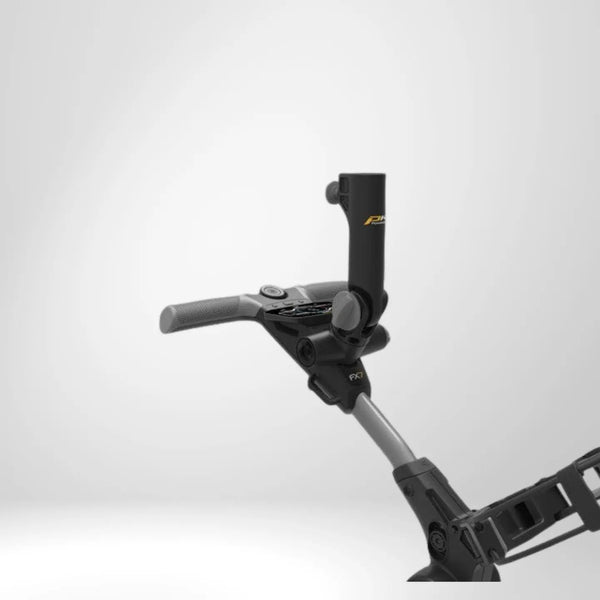 Schwarzer Regenschirmhalter für Golf Trolley, montiert am Griff, auf hellem Hintergrund