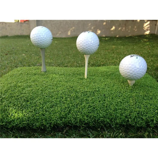 Drei Golfbälle auf Abschlagmatte, Golf-Tees, Outdoor, ideal für Golftraining