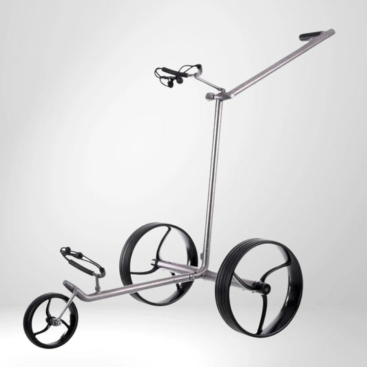 Moderner E-Trolley aus Titan mit drei Rädern für Golfbag auf weißem Hintergrund
