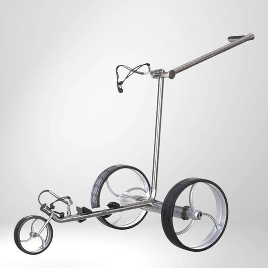 Moderner E-Trolley aus Edelstahl mit drei großen Rädern für Golfausrüstung auf weißem Hintergrund