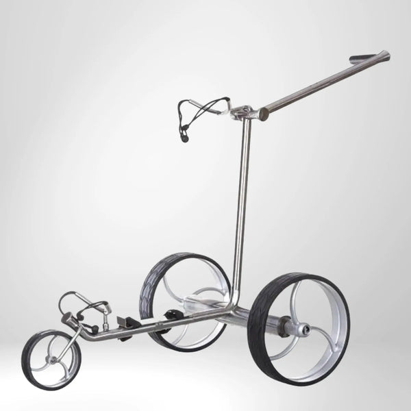 Moderner E-Trolley aus Edelstahl mit drei großen Rädern für Golfausrüstung auf weißem Hintergrund