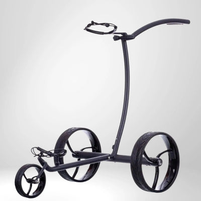 Moderner schwarzer Golf E-Trolley mit drei großen Rädern auf weißem Hintergrund
