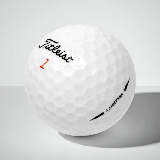 Weißer Golfball mit Markenlogo, Modellnummer und Text auf strukturierter Oberfläche, Studiohintergrund