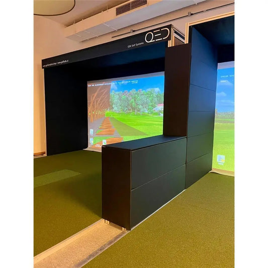 Moderner Indoor Golf Simulator mit großer Projektionsfläche und grüner Abschlagmatte