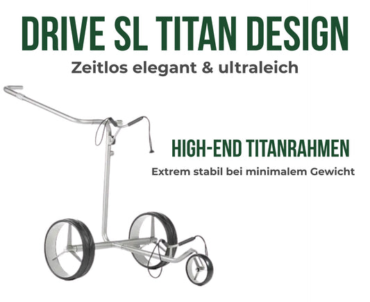Moderner silberner Elektro-Golftrolley mit drei Rädern auf weißem Hintergrund