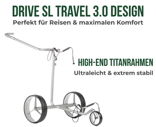 Moderner silberner E-Trolley für Golfbälle mit großen Rädern auf weißem Hintergrund.