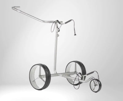 Moderner silberner E-Trolley für Golfbälle mit großen Rädern auf weißem Hintergrund.