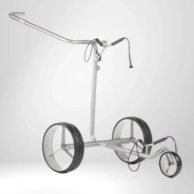 Moderner silberner E-Trolley für Golfbälle mit großen Rädern auf weißem Hintergrund.
