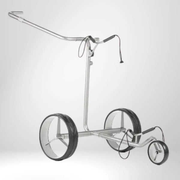 Moderner silberner E-Trolley für Golfbälle mit großen Rädern auf weißem Hintergrund.