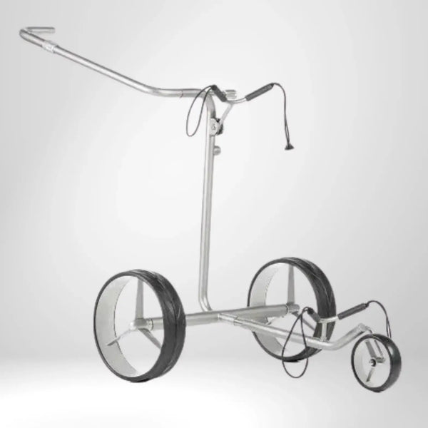 Moderner silberner E-Trolley für Golfbälle mit großen Rädern auf weißem Hintergrund.