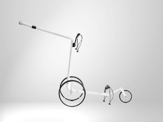 Weißer Golf Trolley aus Carbon mit drei Rädern auf weißem Hintergrund, leichtes Design.