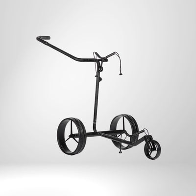 Schwarzer E-Trolley aus Carbon für Golfbags, mit drei Rädern, freigestellt auf Weiß