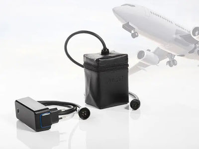JuCad Powerpack Ladegerät für E-Trolley, kompakt, mit Netzkabel, Flugzeug im Hintergrund