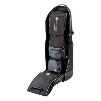 Schwarze Golfreisetasche offen mit mehreren Fächern, ideal für Golfschläger und Zubehör
