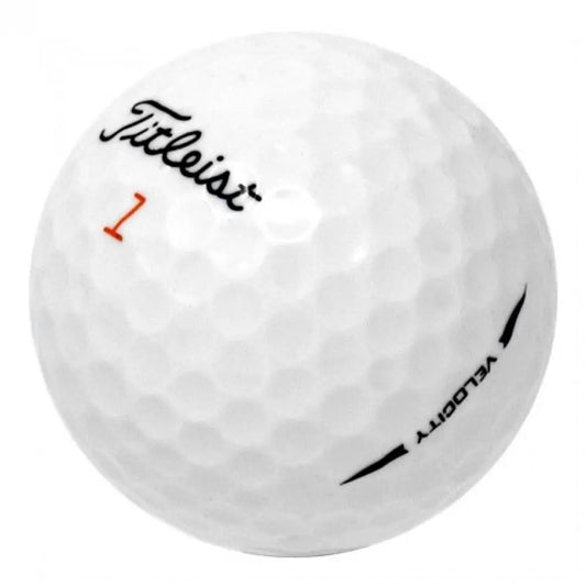 Weißer Golfball mit Schriftzug, dimpled Oberfläche, Nahaufnahme für Golfausrüstung