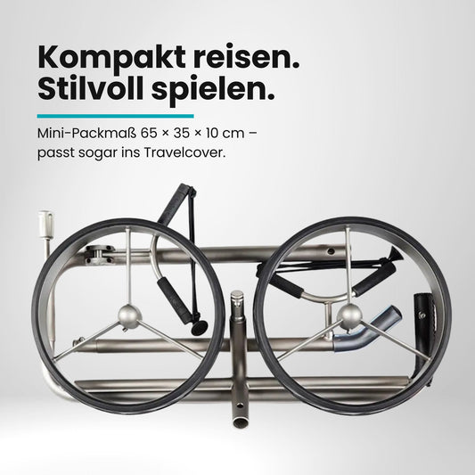 Zusammengeklappter Golftrolley mit silbernem Rahmen und zwei großen Rädern, Zubehör sichtbar