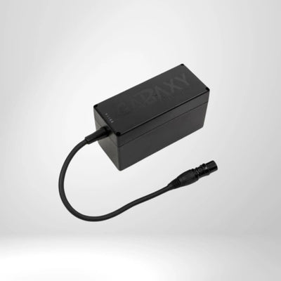 Schwarzes Golf Trolley Akku-Ladegerät mit Kabel und Stecker auf weißem Hintergrund