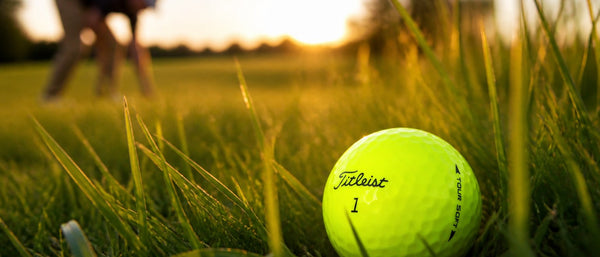 Golfball im Sommer-Rough verloren? So helfen gelbe Bälle bei der Ballsuche