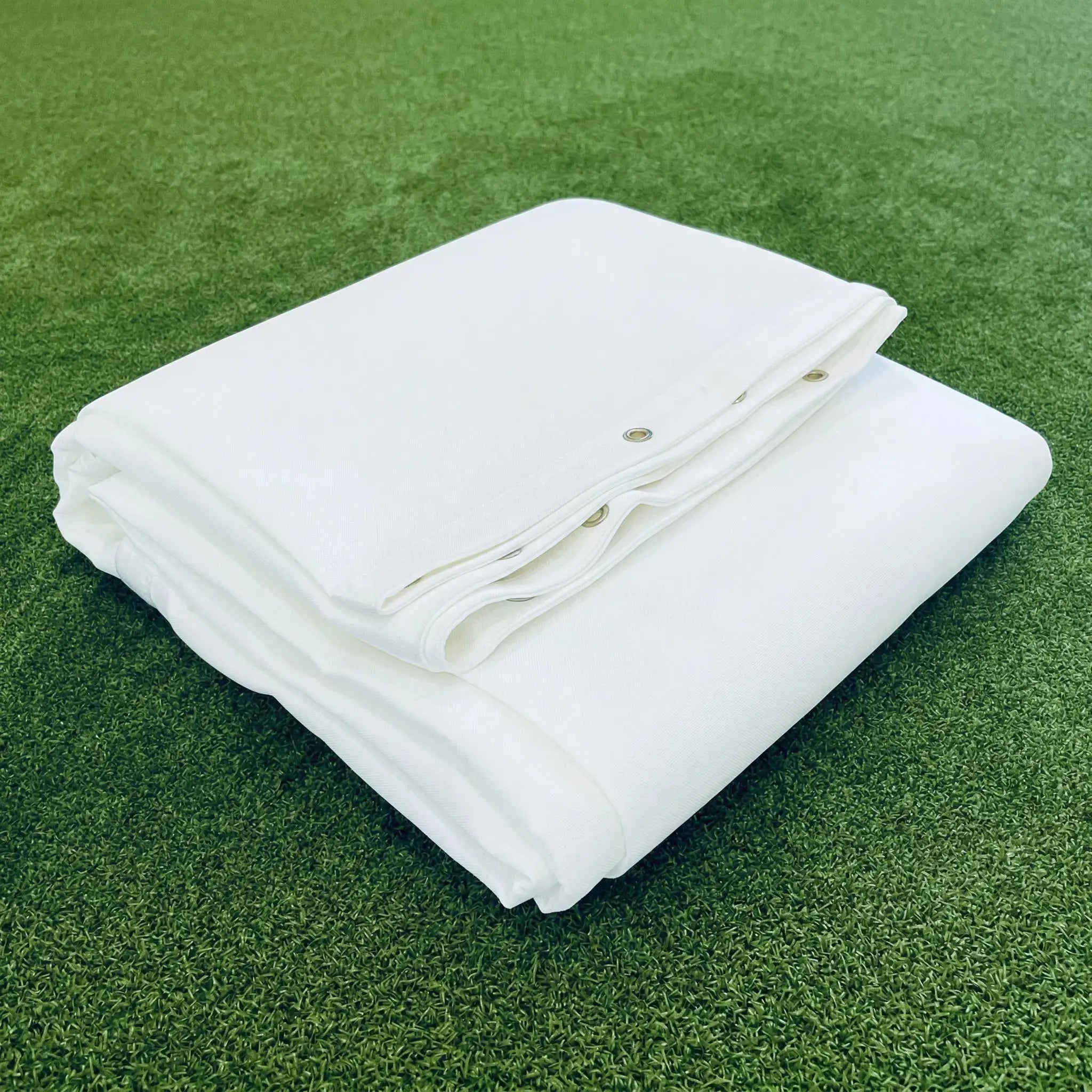 Golf-Simulator-Impact-Screens aus weißem Gewebe mit verstärkten Nähten, ideal für Home-Simulatoren.