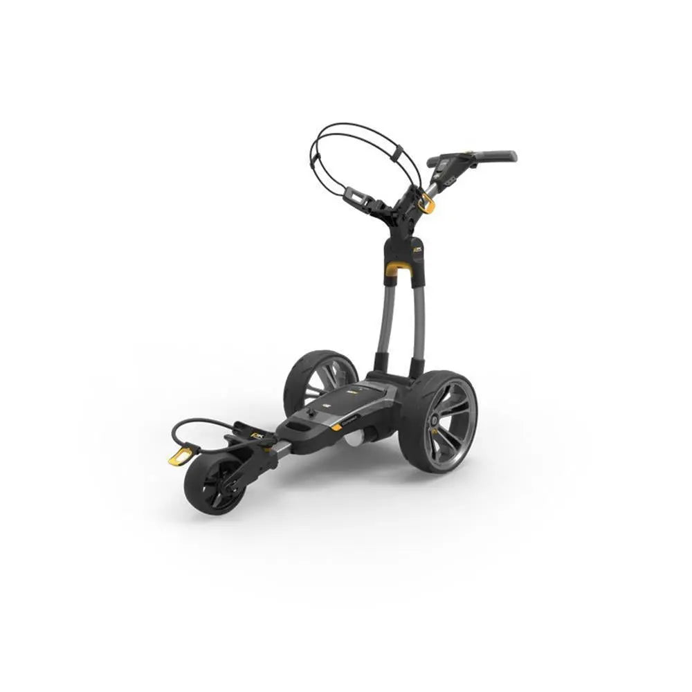 Moderner schwarzer E-Trolley für Golfbags mit großen Rädern auf weißem Hintergrund