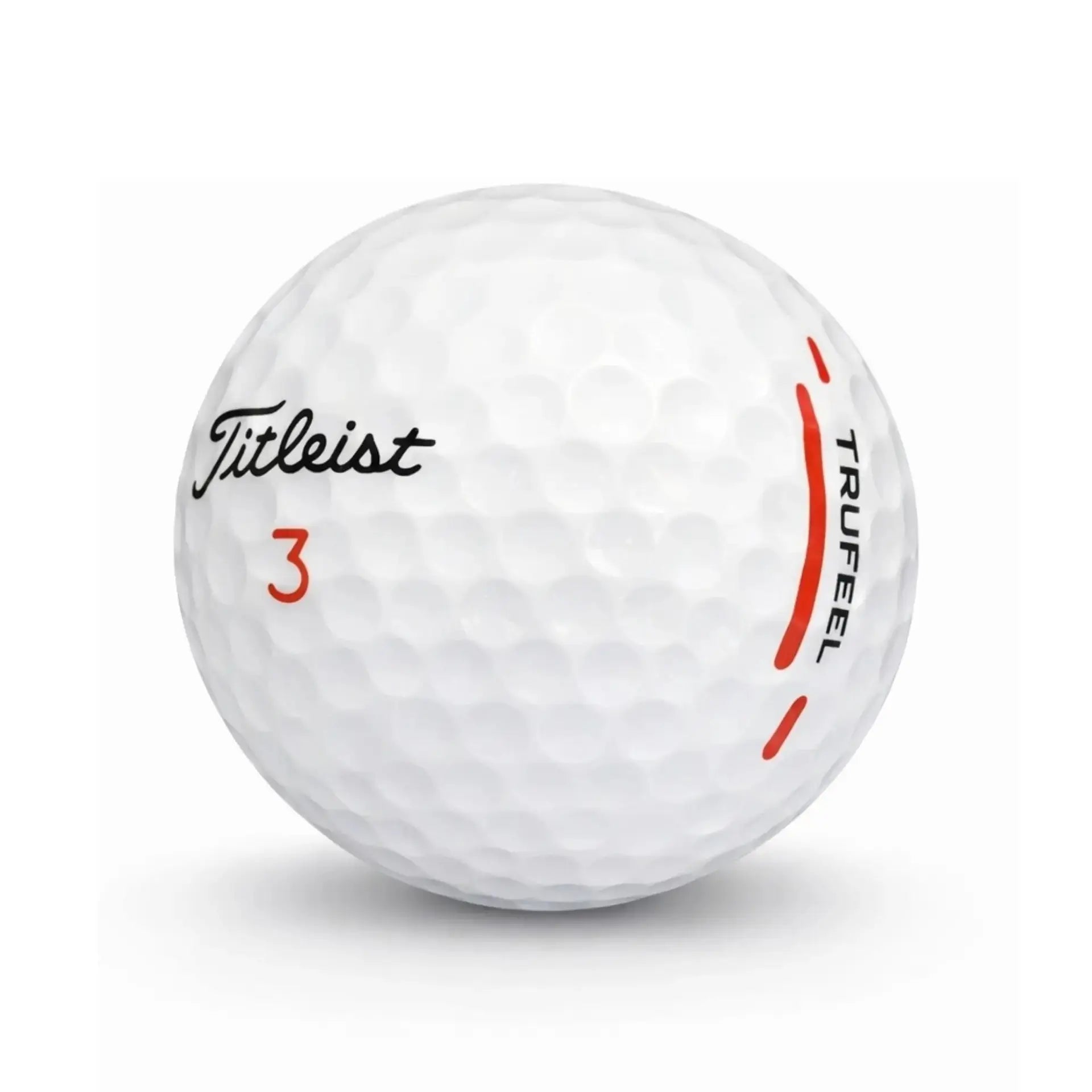 Weißer Golfball mit rotem Streifen, Dimple-Oberfläche und Aufschrift Titleist TruFeel