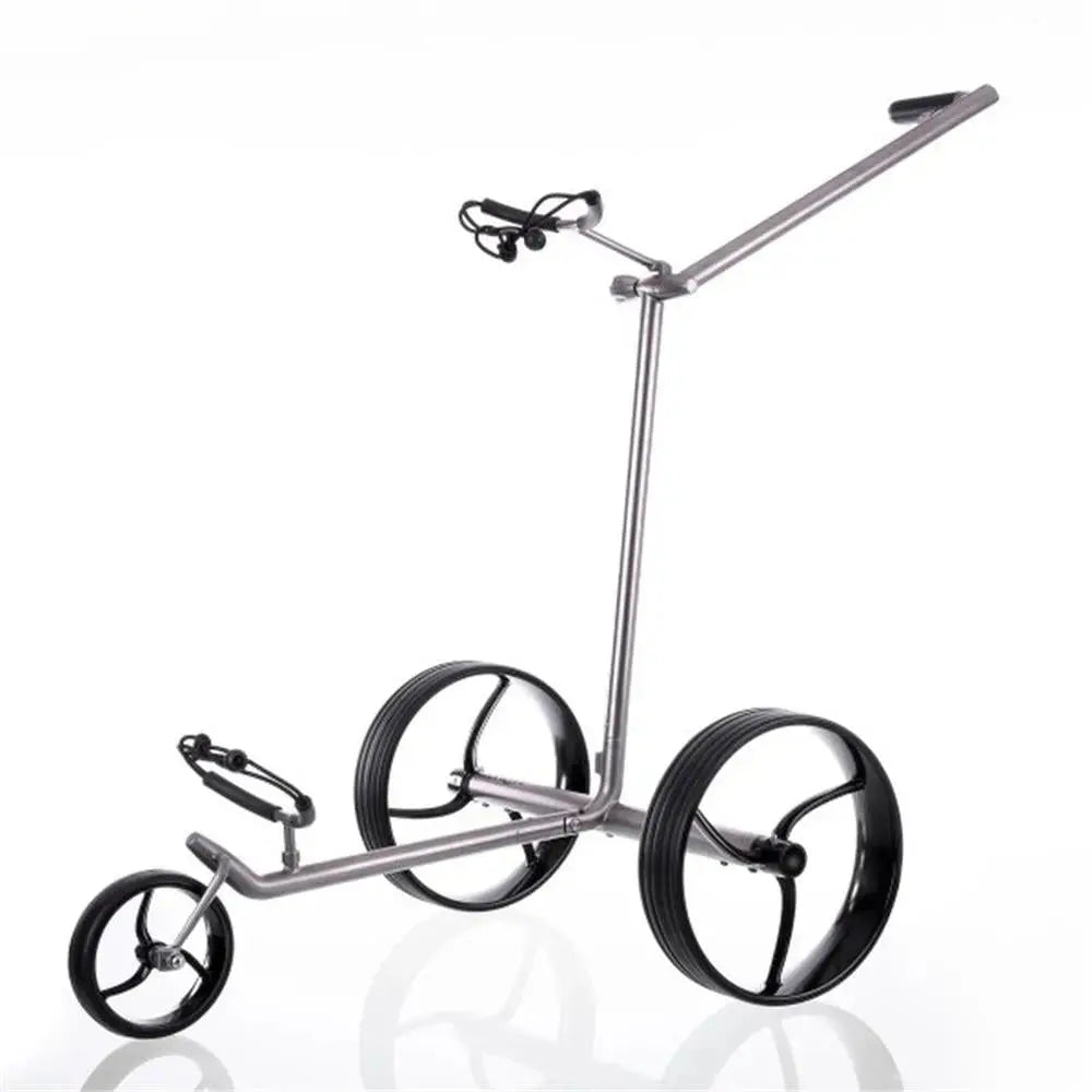 Polierter Edelstahl Elektro-Golf-Trolley mit Lithium-Batterie und Bergabfahrbremse auf neutralem Hintergrund