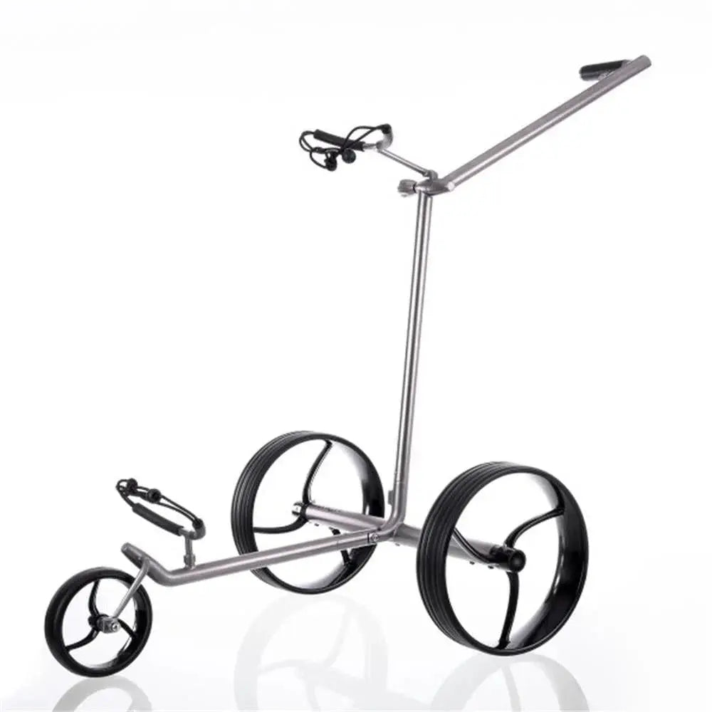 Moderner Elektro-Golf-Trolley mit drei Rädern und schlankem Rahmen auf weißem Hintergrund