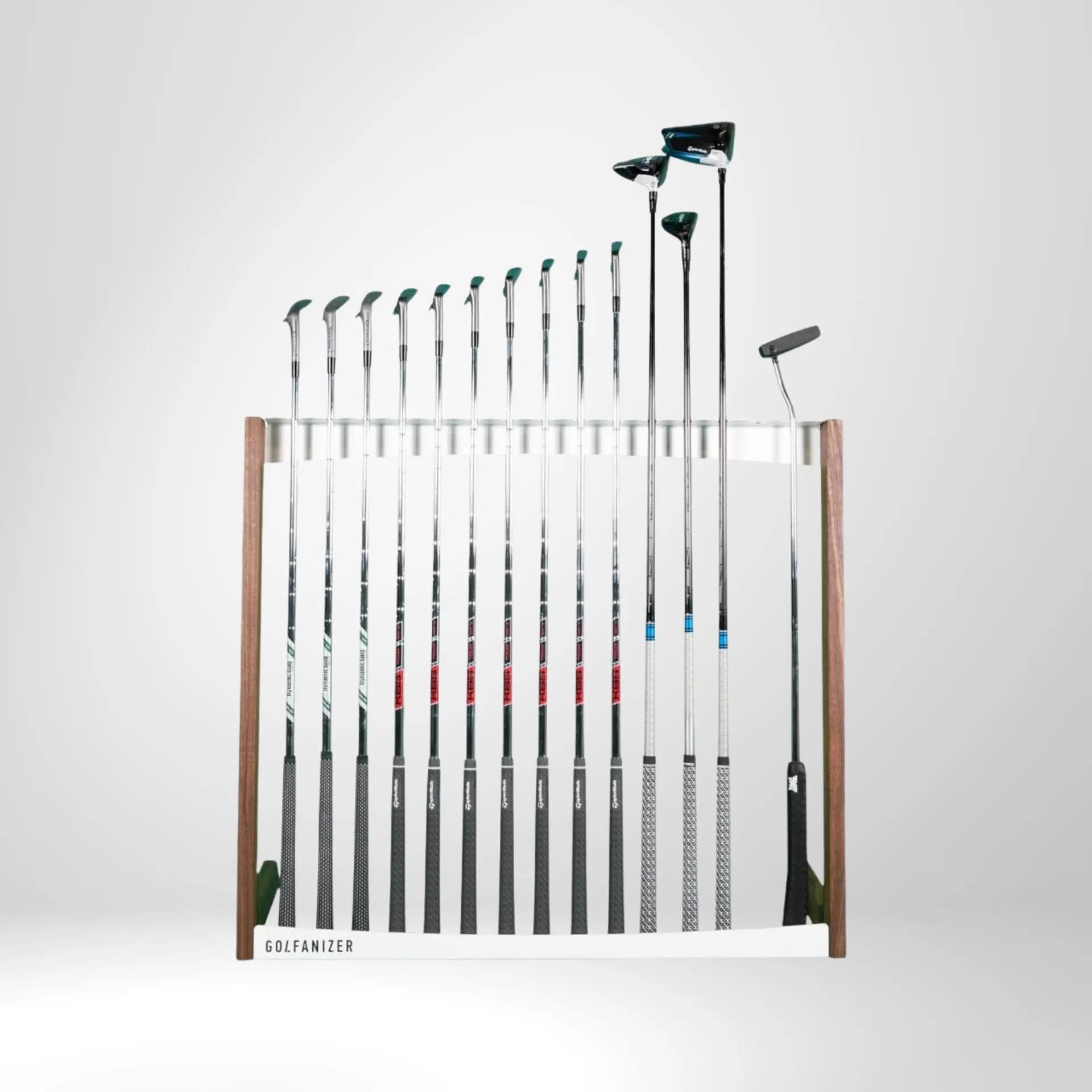 Moderner Golfschlägerständer aus Nussbaum und Weiß mit Golfset auf weißem Hintergrund